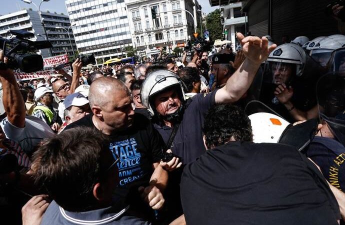 Επεισόδια στην πορεία των λιμενεργατών: «Τσίπρας σημαίνει Ελλάδα πουλημένη»