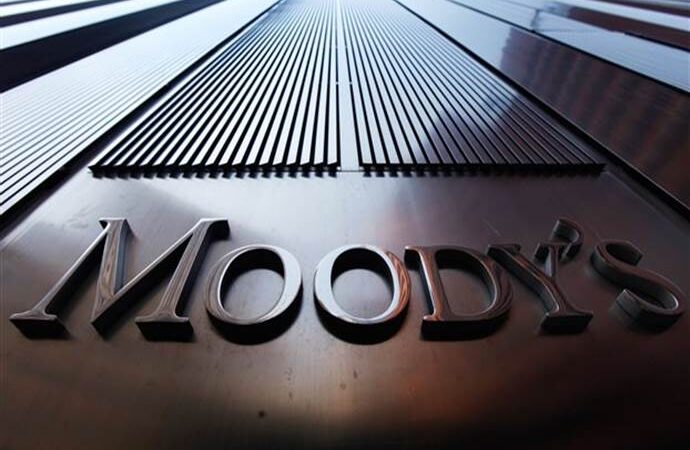 Moody’s: Τα ρίσκα παραμένουν μεγάλα στην Ελλάδα