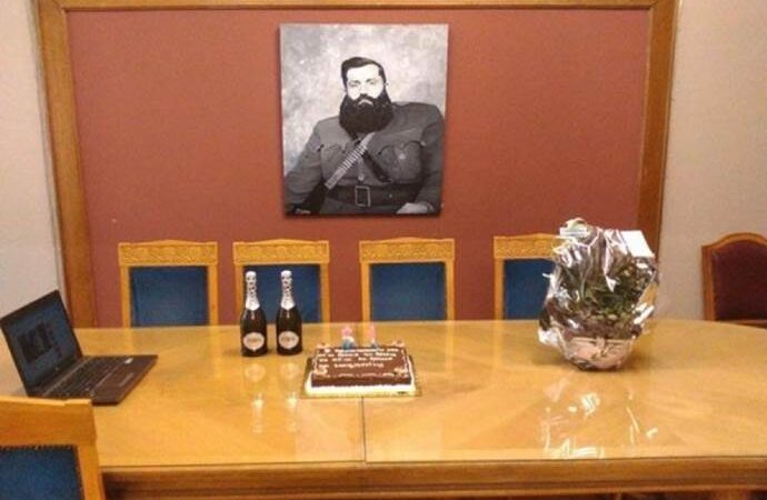 Ο αριστερός Πολάκης με σαμπάνια και Άρη Βελουχιώτη