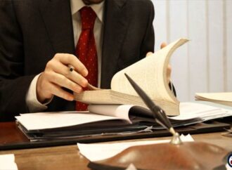Ξαναρχίζουν οι πλειστηριασμοί – Αναστέλλουν την αποχή τους οι συμβολαιογράφοι