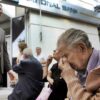 Προκαλούν και υβρίζουν ως φοροφυγάδες τους 100.000 που χάνουν  το ΕΚΑΣ
