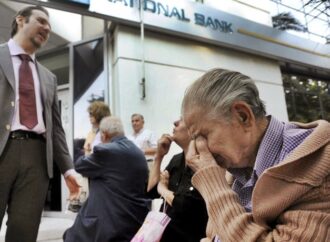 Προκαλούν και υβρίζουν ως φοροφυγάδες τους 100.000 που χάνουν  το ΕΚΑΣ