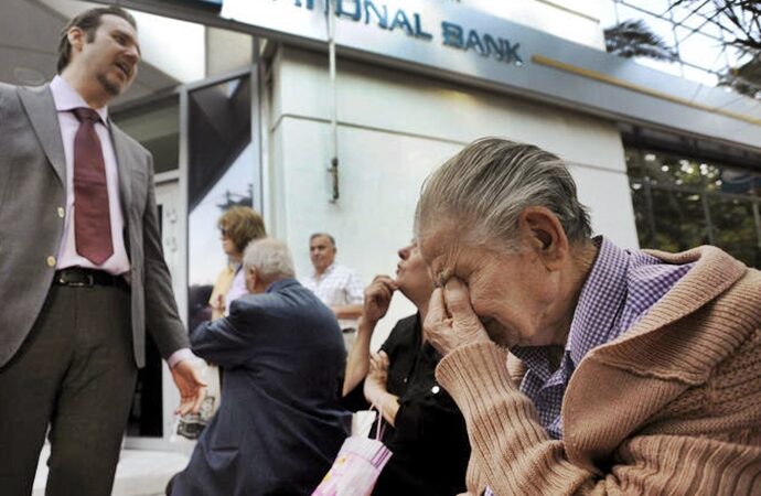 Προκαλούν και υβρίζουν ως φοροφυγάδες τους 100.000 που χάνουν  το ΕΚΑΣ