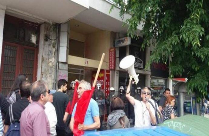 Έριξαν χημικά σε απεργούς που ήταν έξω από τα γραφεία του ΣΥΡΙΖΑ στη Θεσσαλονίκη