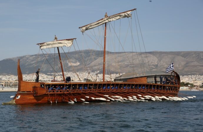 H τριήρης “Ολυμπιάς” του Πολεμικού Ναυτικού στη Μαρίνα Ζέας