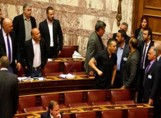 Άγριος καυγάς στη Βουλή με Χρυσαυγίτες και διακοπή της συνεδρίασης