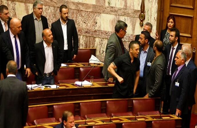 Άγριος καυγάς στη Βουλή με Χρυσαυγίτες και διακοπή της συνεδρίασης