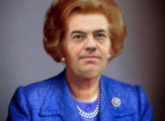Γεννηματά: “Ο Τσίπρας ξεκίνησε με καπέλο Τσάβες και κατέληξε με περούκα Θάτσερ”