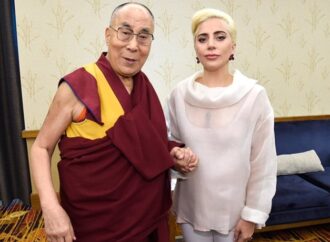 Απαγορεύτηκε η Lady Gaga στην Κίνα λόγω συνάντησής της με τον Δαλάι Λάμα