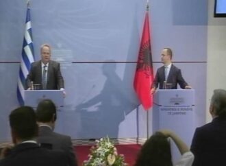 Αλβανική πρόκληση: Τσάμηδες διαδηλωτές υποδέχθηκαν τον Κοτζιά στα Τίρανα (βίντεο)