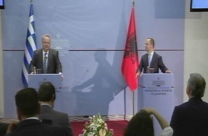 Αλβανική πρόκληση: Τσάμηδες διαδηλωτές υποδέχθηκαν τον Κοτζιά στα Τίρανα (βίντεο)