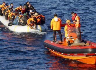 Ναυάγιο με  εκατοντάδες μετανάστες στην Κρήτη – Τρεις νεκροί και πάνω από 300 διασωθέντες