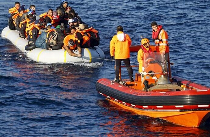 Ναυάγιο με εκατοντάδες μετανάστες στην Κρήτη – Τρεις νεκροί και πάνω από 300 διασωθέντες