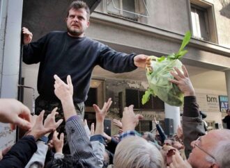 Εντολή τρόικας:  κόψτε τα επιδόματα  γάμου, τέκνων και τριετίες