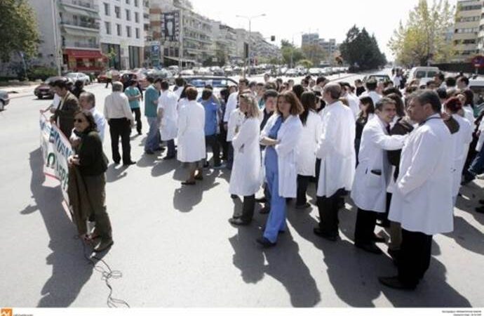 Εργαζόμενοι των νοσοκομείων, ντυμένοι φυλακισμένοι, κάνουν «έρανο» έξω από το υπ. Υγείας