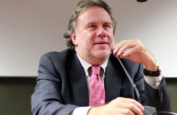 Κατρούγκαλος: “Η αναθεώρηση του Συντάγματος δεν μπορεί να τεθεί σε δημοψήφισμα” – Δεν τίθεται θέμα κατάργησης 13ου – 14ου μισθού