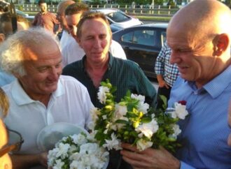 Αγρίνιο: Υποδοχή με.. γαρύφαλλα και γαρδένιες στον Γιώργο Παπανδρέου