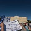 Χιλιάδες κόσμου στην Πλατεία Συντάγματος – “Παραιτηθείτε” φωνάζαν οι συγκεντρωμένοι