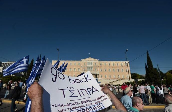 Χιλιάδες κόσμου στην Πλατεία Συντάγματος – “Παραιτηθείτε” φωνάζαν οι συγκεντρωμένοι