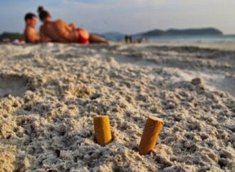 Ένα απέραντο τασάκι γεμάτο  αποτσίγαρα οι ελληνικές παραλίες
