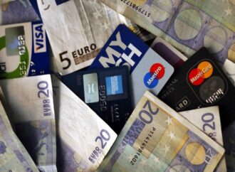 Τι προβλέπει το νομοσχέδιο του ΥΠΟΙΚ για το πλαστικό χρήμα