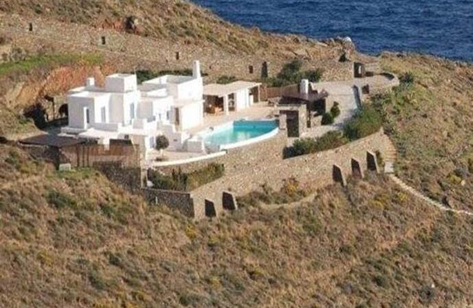 Προς 1,5 εκατ. ευρώ πούλησε τη βίλα του στη Σύρο ο Γιάννος Παπαντωνίου