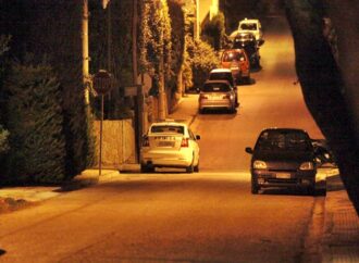 Βουλιαγμένη: Ισχυρή έκρηξη βόμβας στο σπίτι γνωστού επιχειρηματία