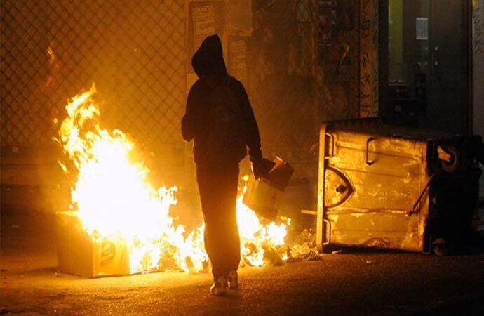 Νύχτα με μολότοφ ξανά στο κέντρο της Αθήνας -Επίθεση σε διμοιρία των ΜΑΤ