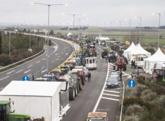 Σε αποκλεισμό πλέον πολλές περιοχές της Ελλάδος από τα μπλόκα των αγροτών.