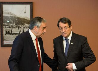 Στη σκληρή γραμμή Ερντογάν, ο τουρκοκύπριος ηγέτης Ακιντζί τορπιλίζει τις συνομιλίες για λύση στο Κυπριακό.