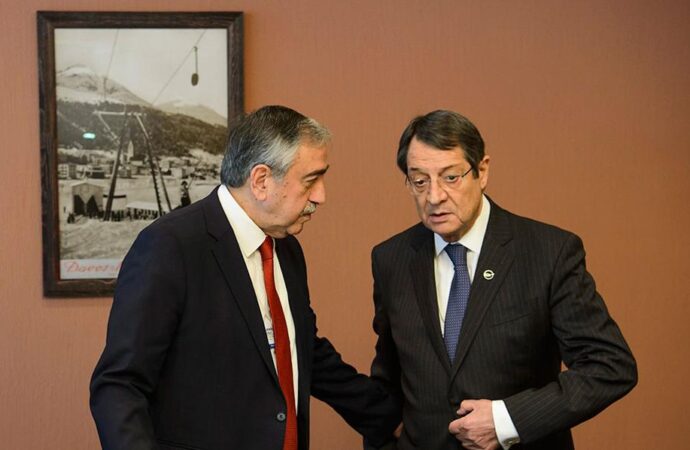 Στη σκληρή γραμμή Ερντογάν, ο τουρκοκύπριος ηγέτης Ακιντζί τορπιλίζει τις συνομιλίες για λύση στο Κυπριακό.