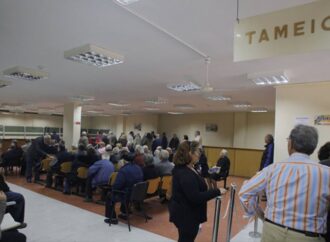 Δεν μπορούν να πληρώσουν τα νέα υψηλά ασφάλιστρα. Πτώση κατά 50% στην εισπραξιμότητα του ΕΦΚΑ.