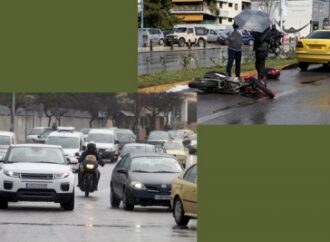 Πόλεμος και αντιδράσεις στο Διαδίκτυο για τις παράνομες, πλέον, «σφήνες» δικύκλων ανάμεσα στις λωρίδες.