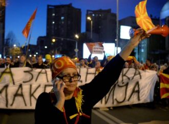 Διχασμένα τα Σκόπια βυθίζονται στον πολιτικό εμφύλιο… Γιατί βαθαίνει η κρίση