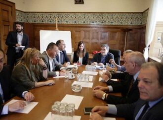 Διπλό τσεκούρι για 900.000 συνταξιούχους.Αφορολόγητο και νέες περικοπές στις συντάξεις ΤΕΒΕ,Δημοσίου,ΙΚΑ.