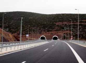 Στα δύσκολα  ο υπουργός. Υποδομών απολογείται για παρόμοια συμβαίνοντα σε Λονδίνο και Λος Αντζελες, σχετικά με το μποτιλιάρισμα στην Ιονία Οδό.