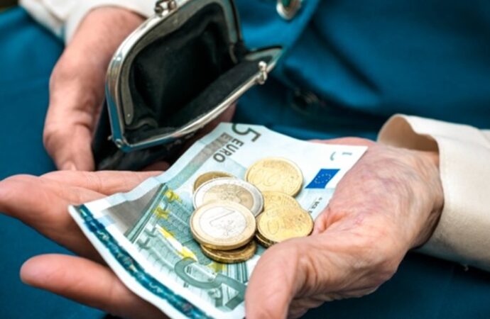 Στα 400 – 900 ευρώ  μόνο, η πλειονότητα των νέων συντάξεων – Πολλοί  οι μεγάλοι χαμένοι του νέου συστήματος