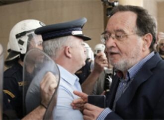 Λαφαζάνης στο Χίλτον: «Από εδώ κυβερνούν τη χώρα»