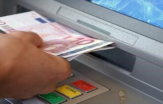 Εάν  και εφόσον Capital controls: Θα  αυξηθεί το όριο αναλήψεων στις 2000  ευρώ  το μήνα από τα  840 σήμερα.