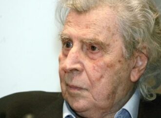 Μίκης Θεοδωράκης  καλεί  τους Έλληνες να βγούνε  αυθόρμητα στους δρόμους, χωρίς καθοδήγηση από κόμματα.