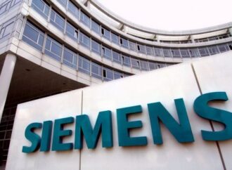 «Χρήματα ενίσχυσης από την SIEMENS  έλαβαν  τα δύο μεγάλα κόμματα, ΝΔ και ΠΑΣΟΚ  αλλά και ένα τρίτο μικρό, ο  ΣΥΝΑΣΠΙΣΜΟΣ. Πρώτη ενίσχυση το 1899-90» (με τότε  συστεγαζόμενα  κόμματα την ΕΑΡ και το ΚΚΕ).