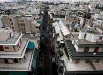 Εξευτελιστικές έχουν γίνει πλέον οι τιμές πώλησης στα λίγα συμβόλαια μεταβίβασης ακινήτων. Γενικώς και ανεξαιρέτως διαμερίσματα, καταστήματα, αποθήκες, κατοικίες.