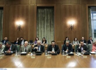 Ανησυχία στην κυβέρνηση, με τους συμβασιούχους μετέωρους. Διπλό το απαγορευτικό για την εργασία τους.