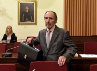 Με μεθοδικά πλήγματα μόνο κατά της ΝΔ του Κυρ. Μητσοτάκη, ο φαύλος Μαρτίνης «γλείφει» Τσίπρα και Καραμανλή.