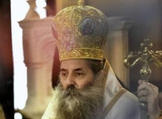 Ο Άγιος Αργολίδος και ο Άγιος Πειραιώς ανταλλάσσουν βαριές κατηγορίες υπέρ και κατά του Οικουμενισμού, υπέρ και κατά του Πάπα.