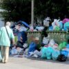 Βουνά πλέον τα σκουπίδια   απλώνονται σε όλη την Αττική και τις μεγάλες πόλεις. Ερχονται χειρότερες ημέρες.