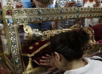 Μοναδικό φαινόμενο οι ουρές χιλιάδων πιστών για το σκήνωμα της Αγίας Ελένης. Τελευταία ημέρα αύριο Πέμπτη.