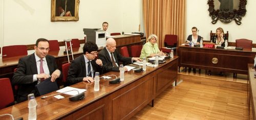 Βαθαίνει η πολιτική κρίση γύρω από τον Παν. Καμμένο. Παρά την υπόσχεση Καμμένου «εάν έχετε άντερα ζητήστε Επιτροπή της Βουλής», την αρνούνται τώρα όλοι με εντολή Τσίπρα.