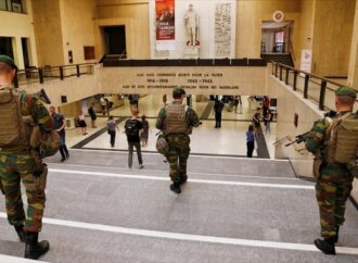 Η ωραία κοιμωμένη και ο νάνος