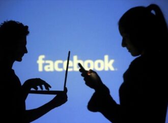 «Καμπανάκι» για το Facebook: «Μόνο ο Θεός ξέρει τι κάνει στους εγκεφάλους των παιδιών μας»